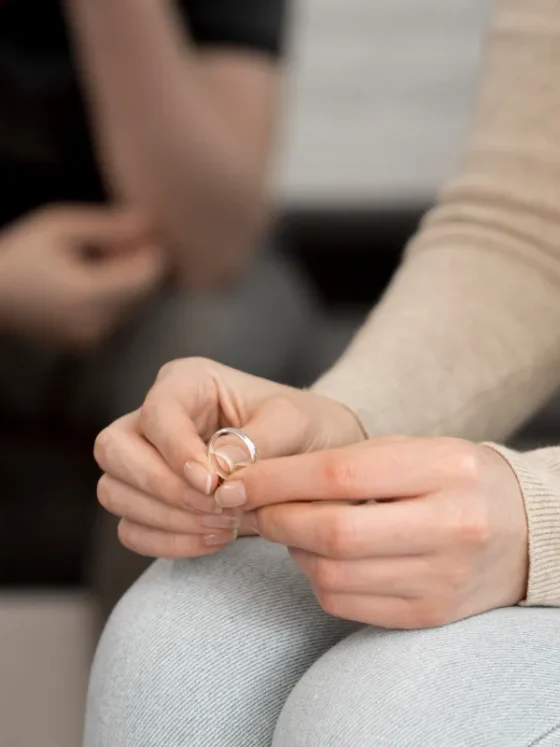 Peut-on divorcer à l&rsquo;amiable sans moyens financiers ?