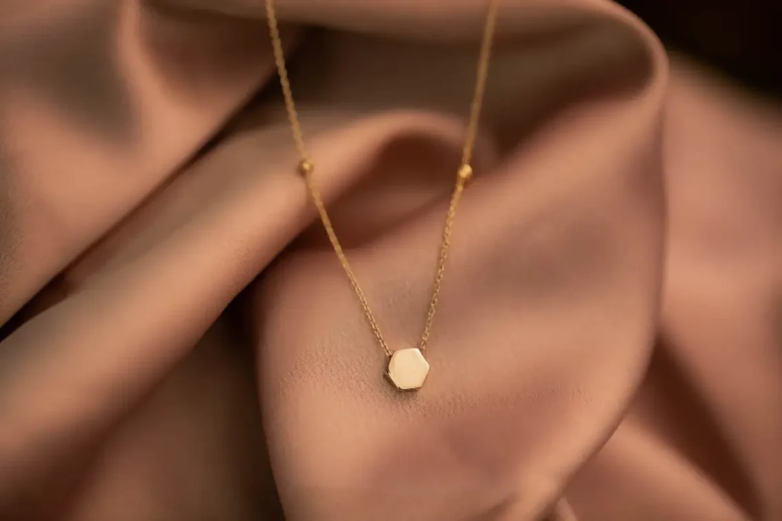 La médaille, un bijou qui porte vos valeurs et votre personnalité